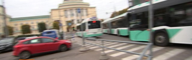 Reporter: Estonia teatri ees jäi 7-aastane tüdruk bussi alla