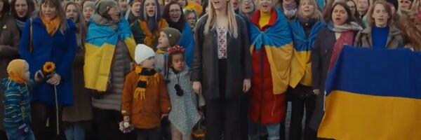 Yelyzaveta from Ukraine sings with 300 Lithuanians