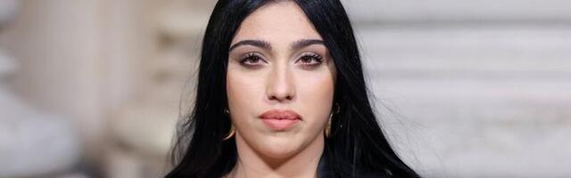 KUUM FOTO | Kehakumerused valla! Madonna tütar Lourdes paljastas Pariisi moenädalal oma rinnad