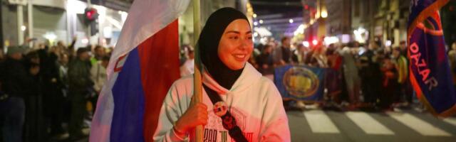 Kada devojka sa hidžabom, ogrnuta zastavom Srbije, korača ka Novom Sadu, šta je to?