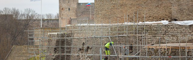 Narva linnus tugevdab müüri ja teeb korda läänehoovi