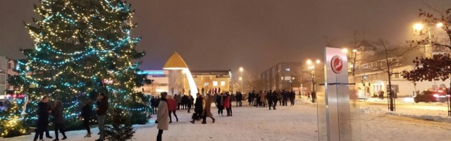 Rakvere kuuse all kell 20202102020100000. Head uut!