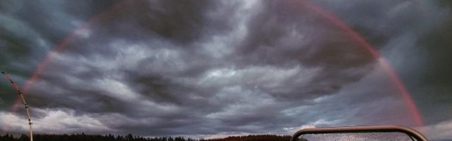 Haruldane vaatepilt: punane vikerkaar