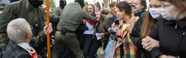 FOTOD ja VIDEO | Valgevene võimud pidasid jõulist taktikat kasutades kinni kümneid protestivaid naisi