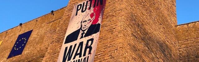 Fotod: Narva linnuselt vaatab Venemaa poole plakat "Putin - sõjakurjategija"