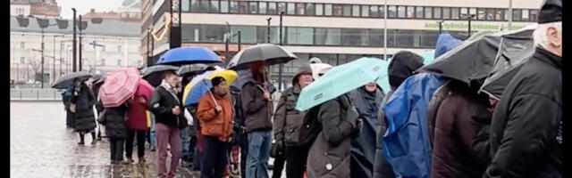 Helsingi kesklinnas jagati abivajajatele tasuta toitu