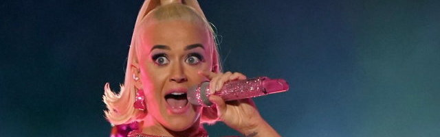 KLÕPS | Poiss või tüdruk? Katy Perry mäkerdas tulevase lapse soo teatamiseks Orlando näo koogikreemiga