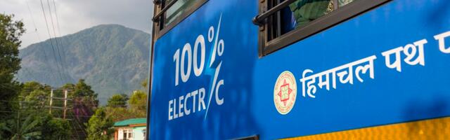 Indias satuvad elektribussid tihti õnnetustesse, sest juhid pole äkilise sõidukiga harjunud