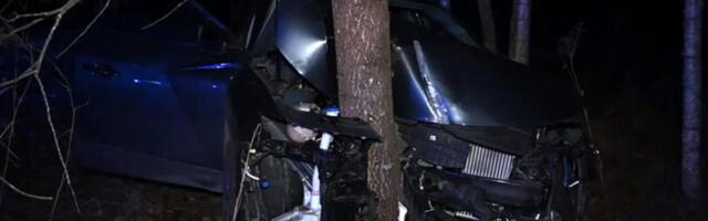 VIDEO ja FOTOD | Viljandimaal leiti vastu puud sõitnud autost kaks joobes meest