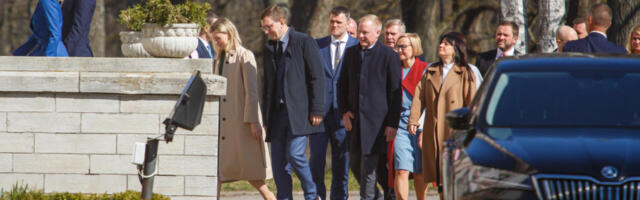 Aasta riigikogu valimistest: valede valitsus pureleb omavahel, Eesti elu on täiesti tuksis
