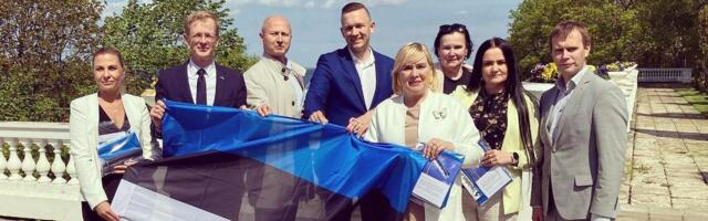 Kultuuriminister tõi lipupäevaks Ida-Virumaa korteriühistutele sadu riigilippe