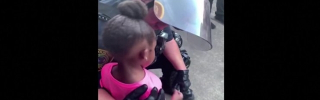 ARMAS VIDEO | Politseinik lohutab pisikest tüdrukut keset rassismivastast protestiaktsiooni