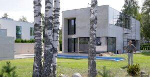 Majadest Emil Urbeli prillidega