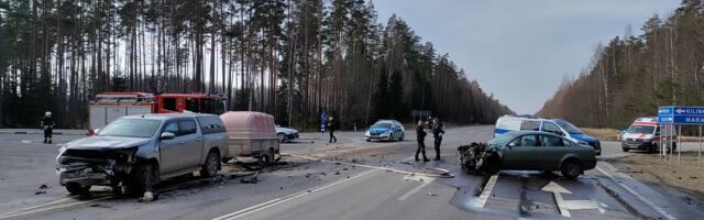Saarde vallas juhtus liiklusõnnetus, kus üks auto süttis õnnetuse käigus põlema