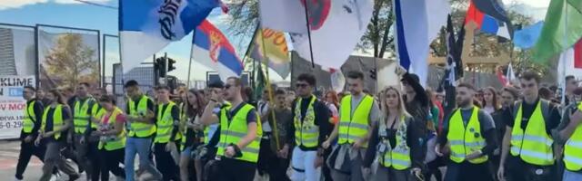 Kolona studenata pošla peške iz Beograda za Novi Sad