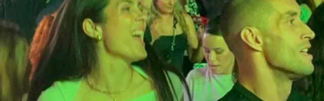 Milica Mandić sa mužem uživa u hitovima devedestih, opustili se kao nikad: Evo koga smo još zatekli u publici