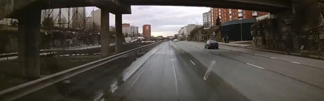 Tallinnas politsei eest põgenenud liiklushuligaan sõitis seina