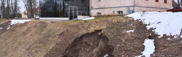 FOTOD | Viljandi pärimusmuusika aida kõrval toimus maapinna varing