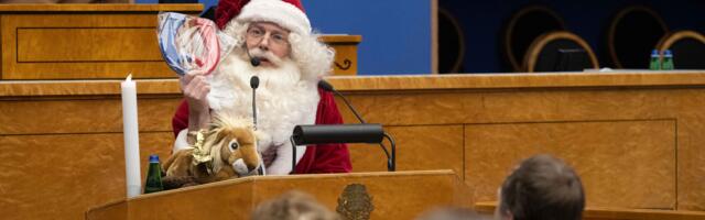 Jõuluvana kinkis riigikogulastele valijaid ligi tõmbava meene