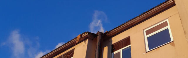 PILDID: Viljandi vallas murdus kortermaja korsten ja vajus majale peale