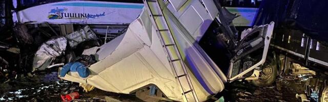 Reporter: Ida-Virumaal juhtunud raskes õnnetuses said viga bussi- ning veokijuht