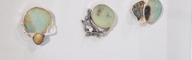 FOTOD | Pärnu Muuseumis avatud ehtekunstnike aastanäitus tõlgendab nii suvist randa kui ka mõne inimese iseloomu