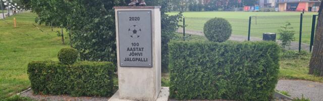 Pall ja buutsad kaunistavad mälestusmärki