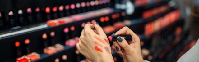 3 HUULEPULGATOONI, mida naised ei tohiks üldse kasutada