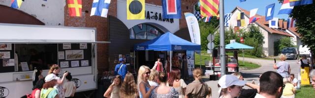 Парусник, гоночные болиды, уха и много музыки: в Нарвском порту прошёл День реки