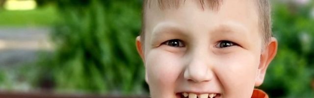 Ulata abikäsi! 7-aastane ajukasvajaga Artjom palub heade inimeste abi, et pääseda Peterburi kiiritusravile