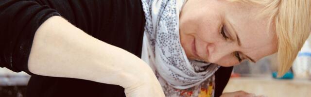 Klaasikunstnik Eeva Käsperi looming jõuab mainekatele auhinnagaladele: ma kuulan klaasi ja nii leian oma tee