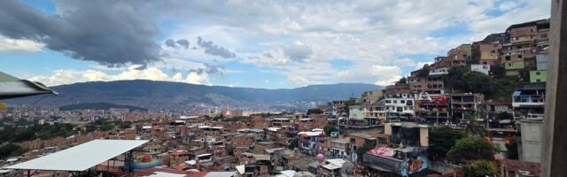 REISIKIRI | Kontrastide linn Medellín. Triiksärgis kelner serveerib lõunat, kõrvaltänaval lebavad narkomaanid