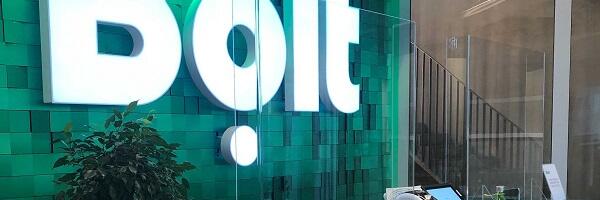 Bolt toidukuller virutas Tartus naiskliendile rusikaga näkku