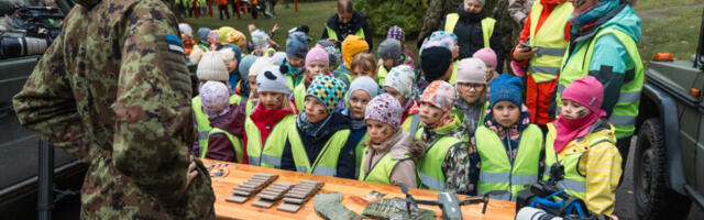 Lapsed ja koolinoored külastasid avatud uste päevadel küberväelasi