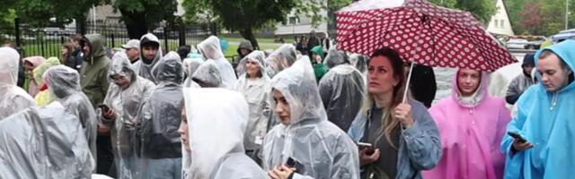 VIDEO | Justin Timberlake’i kontserdil avati väravad! Fännid trotsivad kehva ilma mitme keebiga ega lase tujul langeda