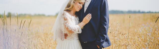 Siim Pohlak ja laulja Renate sõudsid abieluranda. „Pulmapidu pidasime hubases õhkkonnas koduõuel“