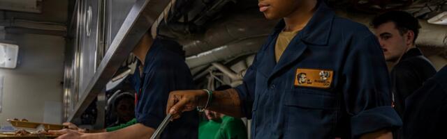 ZAVLADALA NESTAŠICA HRANE NA AMERIČKIM RATNIM BRODOVIMA? Mornarica odgovorila fotografijama kuvanih jela, pogledajte šta jedu (FOTO)