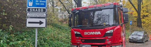 FOTOD | Parkimiskorraldaja tegi tööülesannetele saabunud päästeautole trahvi