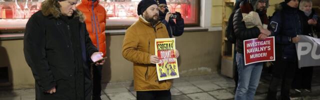 FOTOD | Tallinnas Vene saatkonna ees toimus Navalnõi surma-aastapäeval meeleavaldus