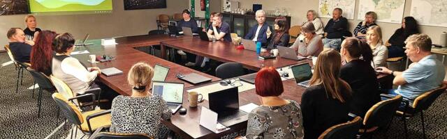 Raa­si­ku val­las oli val­la­va­lit­su­se ja vo­li­ko­gu esi­me­ne koos­töö­päev