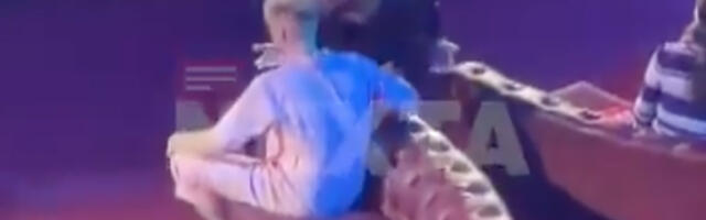VIDEO: taanlased kutsusid Eurovisioonil üksi jäänud Briti esindaja enda juurde