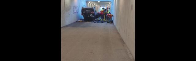 Reporter: 58-aastane mees suutis oma autoga maanduda Tallinnas Filtri tee jalakäijate tunnelis