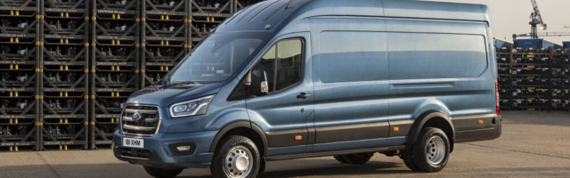 Ford nihutab piire: viietonnine Transit