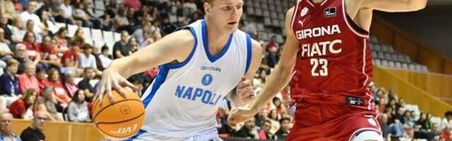 Treierit ootab lõikus, Riismaa istub pingil