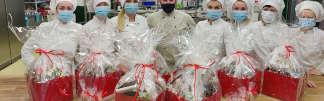 Ida-Viru noored kondiitrid valmistasid meedikutele maiustusi
