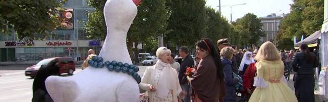 Reporter: Estonia teater tähistas laadapäevaga hooaja algust ja valis uue teatrisõbra