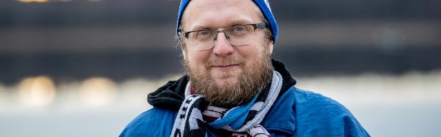 KLÕPS | Kuidas sobib? Contra valis esinemiseks selga eriti roosa kleidi