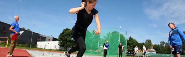 Spordihuvilised saavad Jõhvi uut staadioni nüüdsest kasutada vaid raha eest