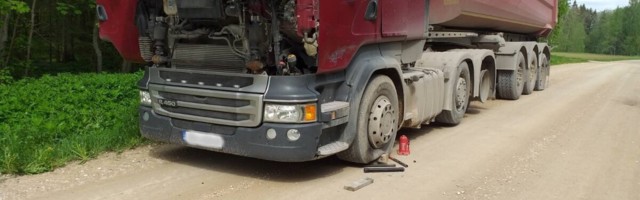 FOTOD | Ida-Virumaal tabas välk veoautot