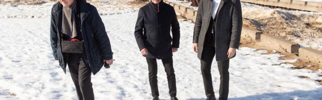 Minister Jaak Aab lubas Narva-Jõesuu muuli ehitusele õla alla panna